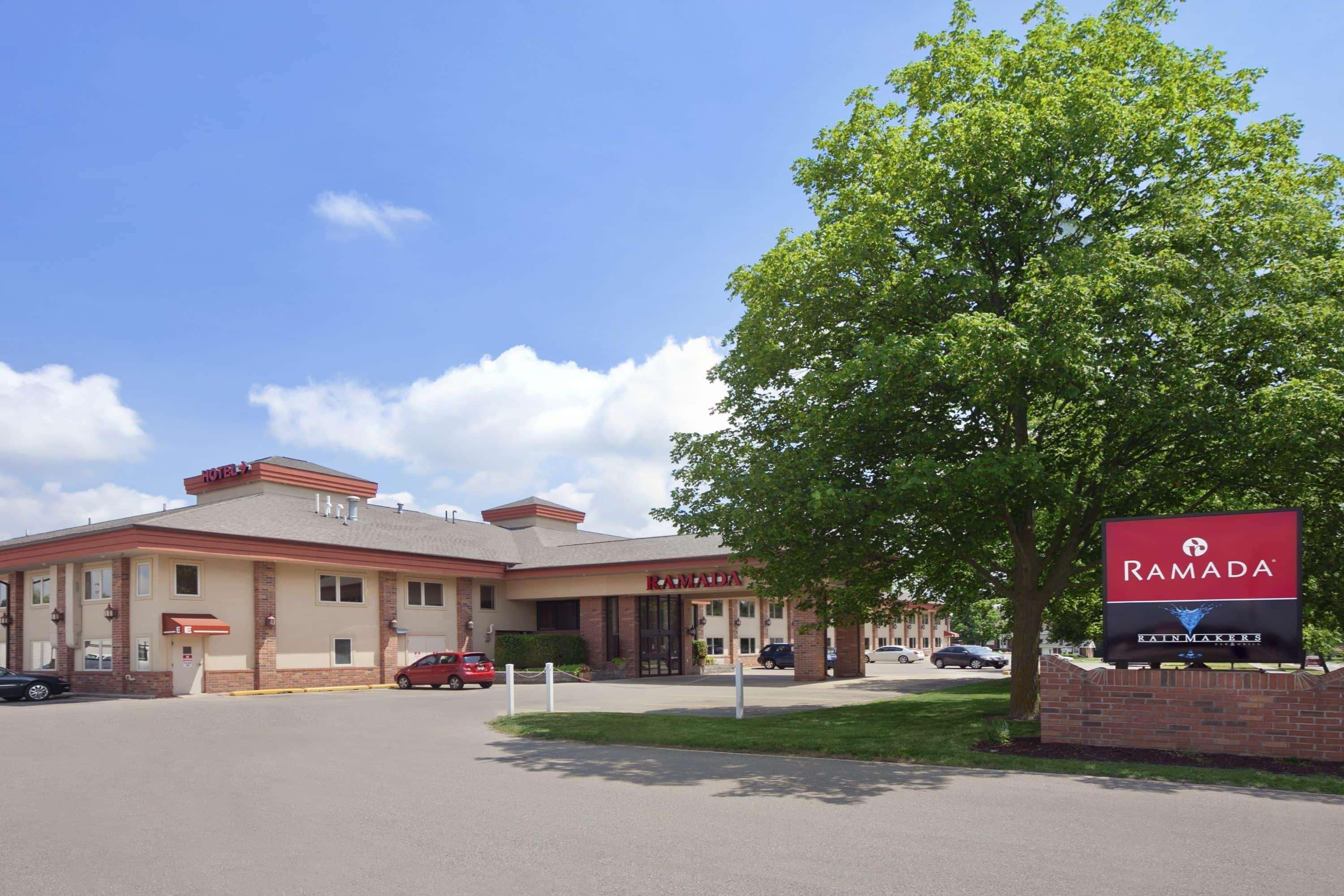 Ramada By Wyndham Saginaw Hotel & Suites Exterior photo