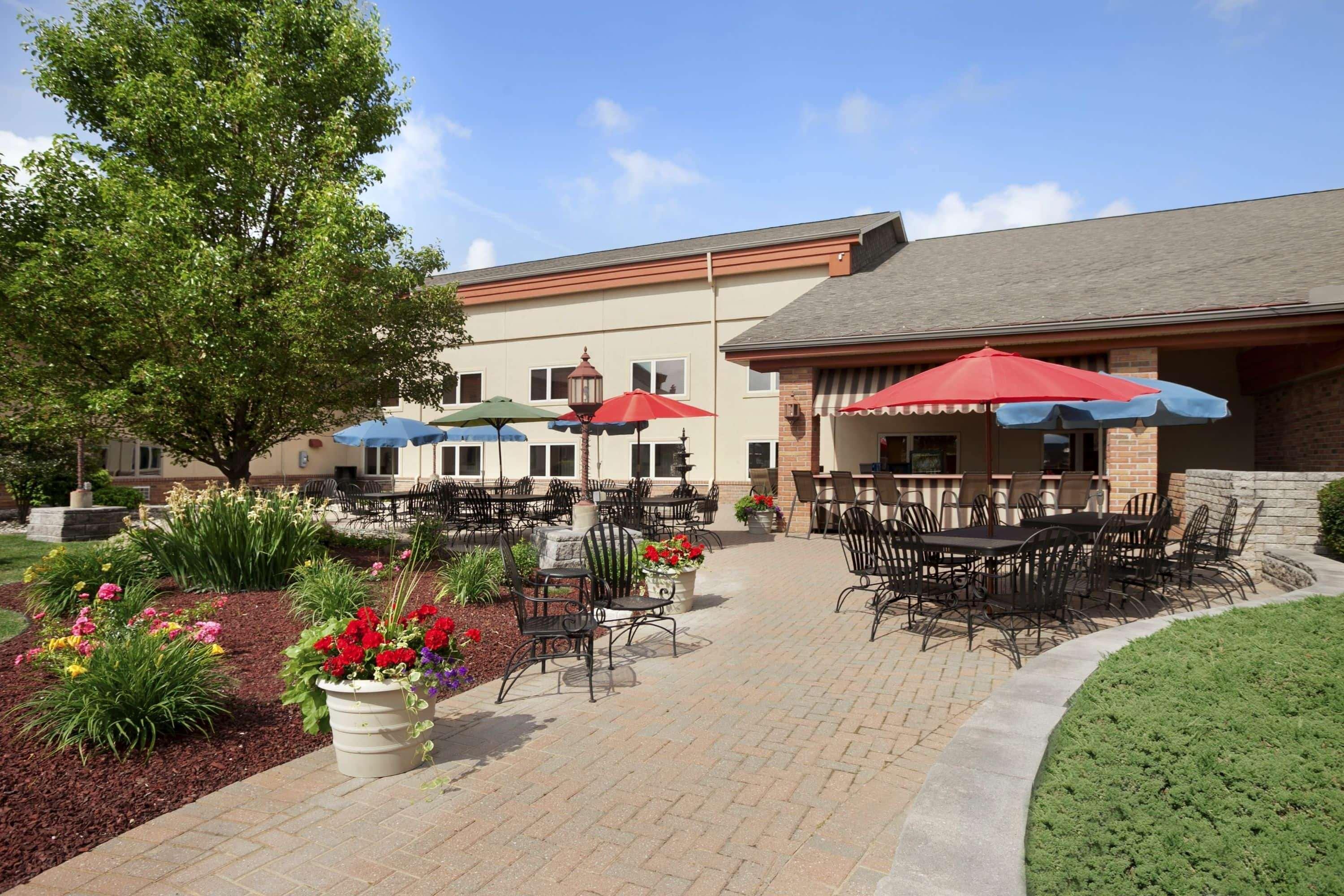 Ramada By Wyndham Saginaw Hotel & Suites Exterior photo