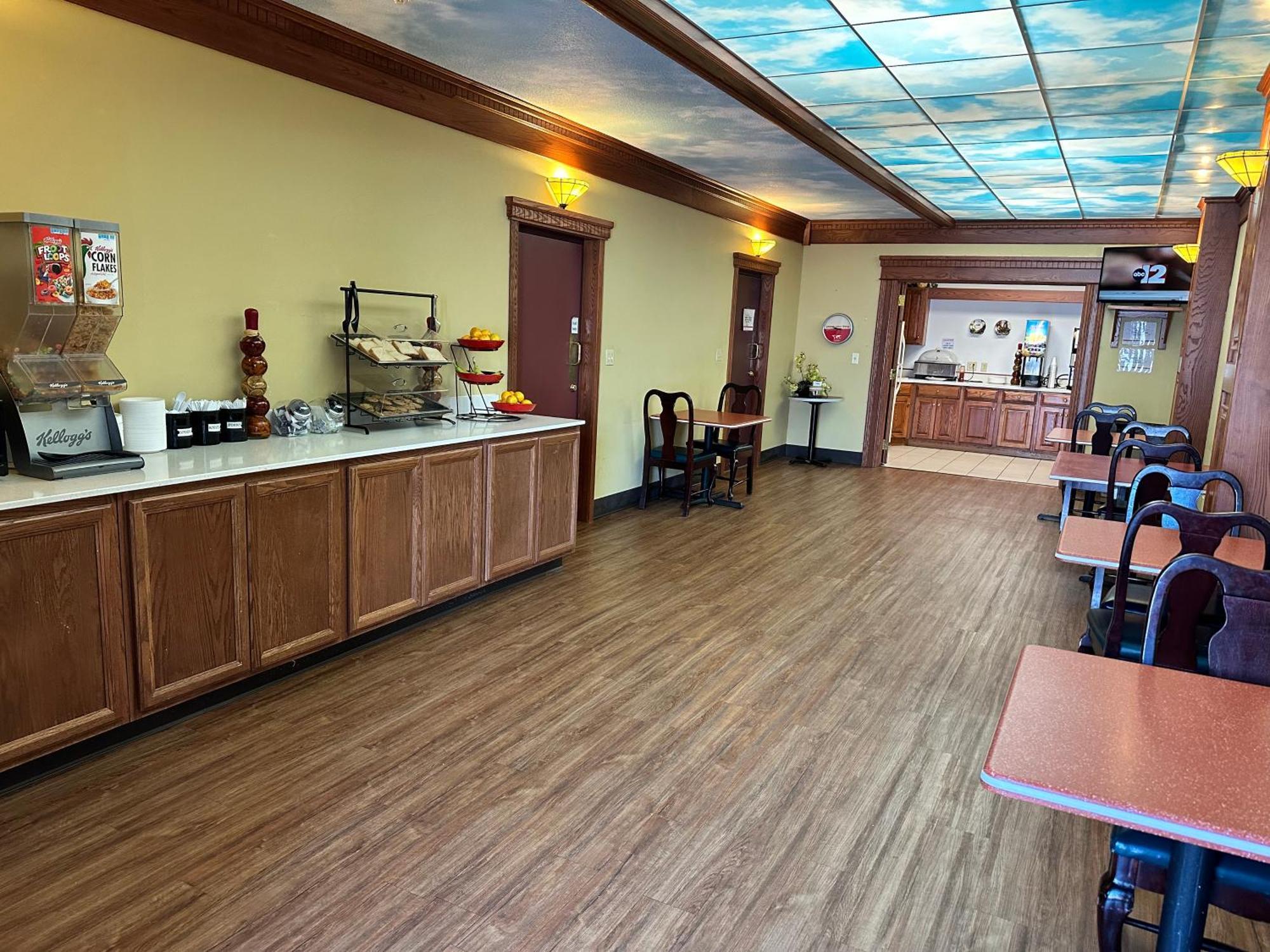 Ramada By Wyndham Saginaw Hotel & Suites Exterior photo