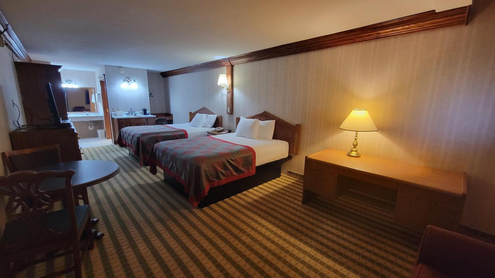 Ramada By Wyndham Saginaw Hotel & Suites Exterior photo