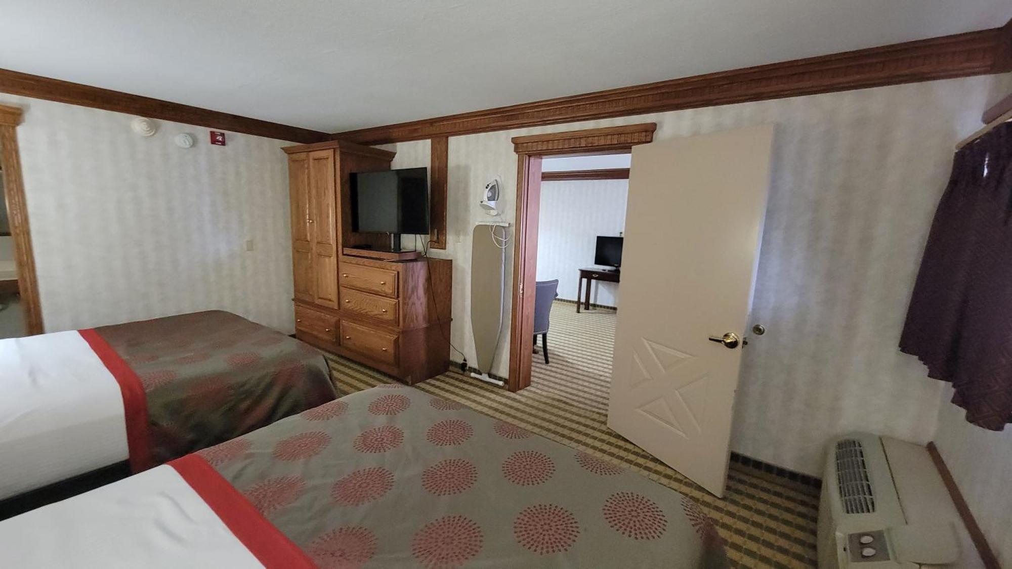 Ramada By Wyndham Saginaw Hotel & Suites Exterior photo
