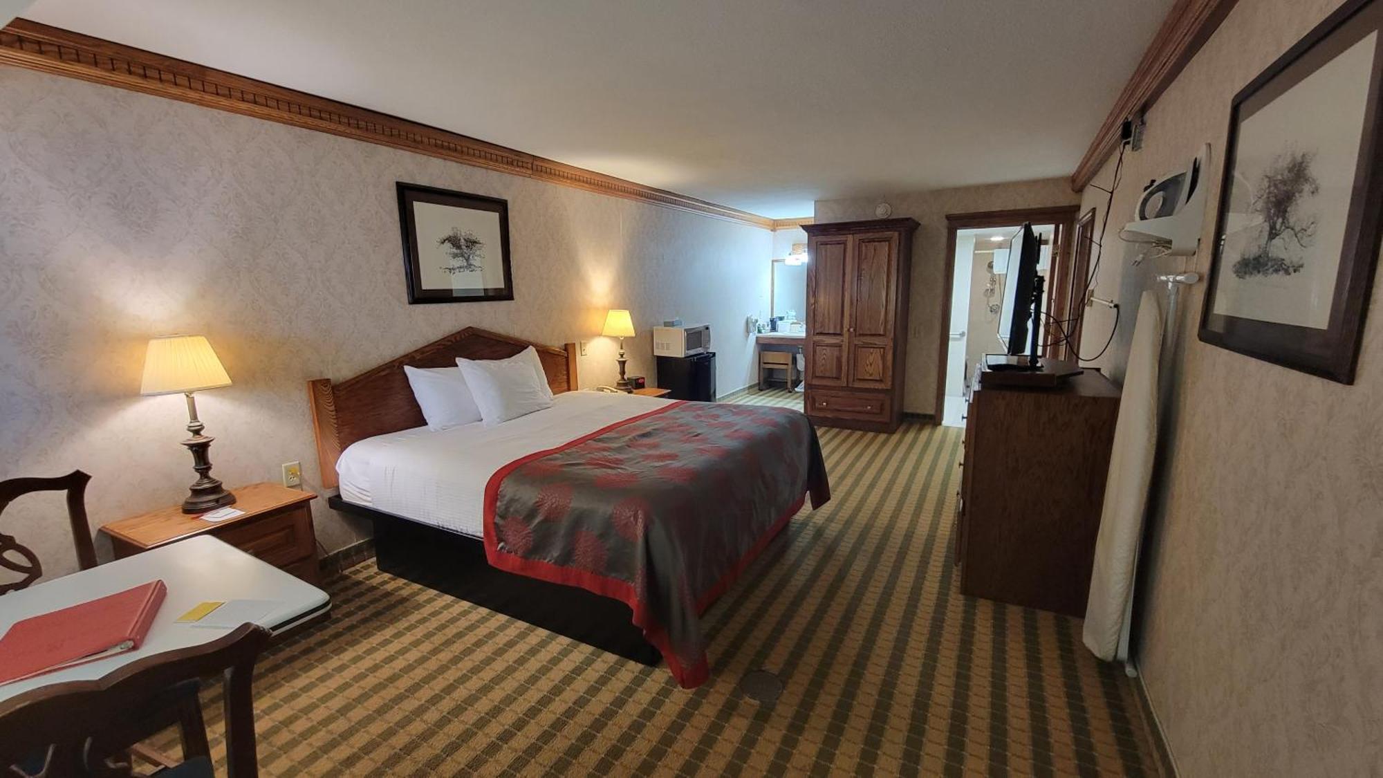 Ramada By Wyndham Saginaw Hotel & Suites Exterior photo