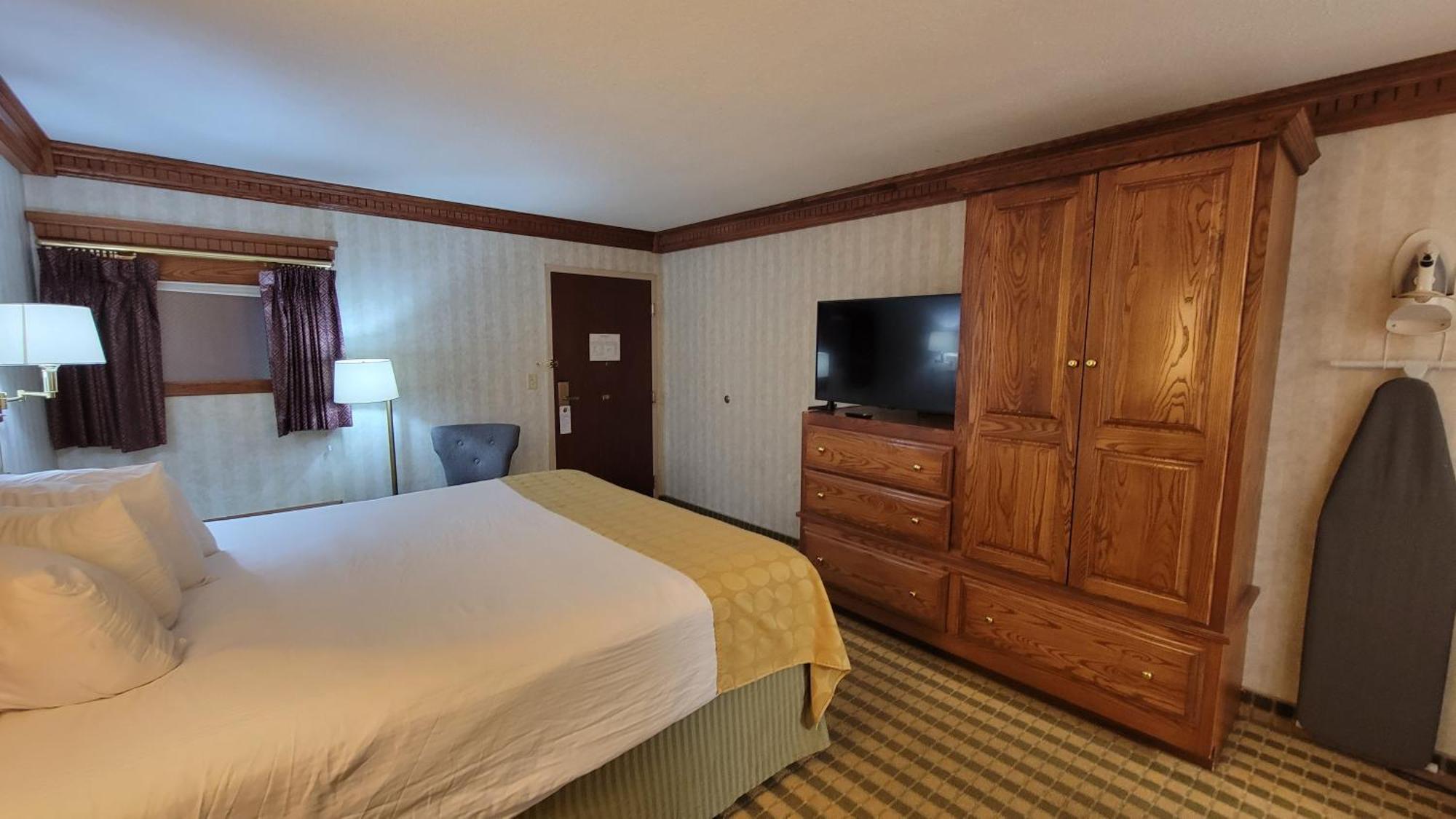 Ramada By Wyndham Saginaw Hotel & Suites Exterior photo